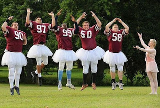 jugadores de americano bailando ballet