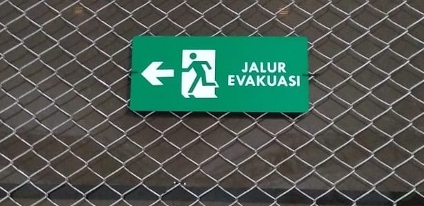 Signage Jalur Evakuasi di Bandara Baru Ahmad Yani Semarang