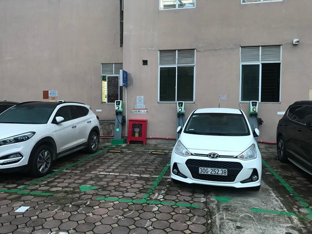 Người dùng xe điện bức xúc vì bị chiếm chỗ sạc - Ảnh 9.