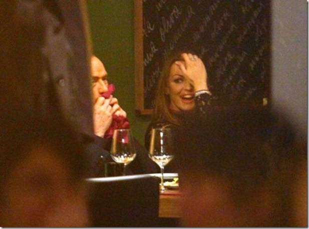 L'ex premier Silvio Berlusconi a cena con Francesca Pascale in una pizzeria al termine del vertice del Pdl a Milano, 9 dicembre 2012. ANSA/STEFANO PORTA