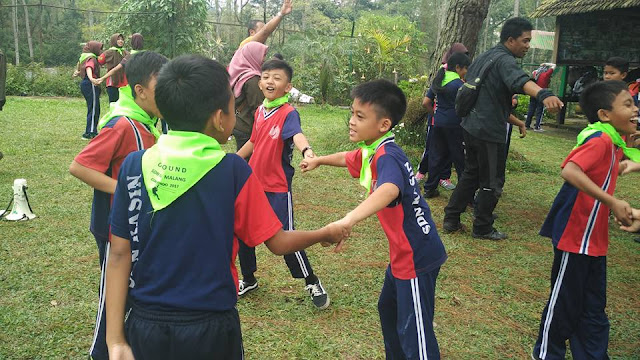 Kegiatan outbond di luar sekolah