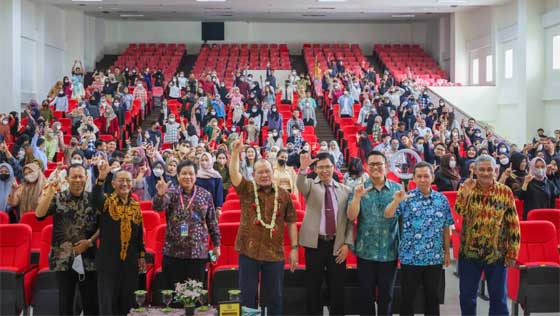 Lanyalla Di Universitas Hayam Wuruk Perbanas Surabaya