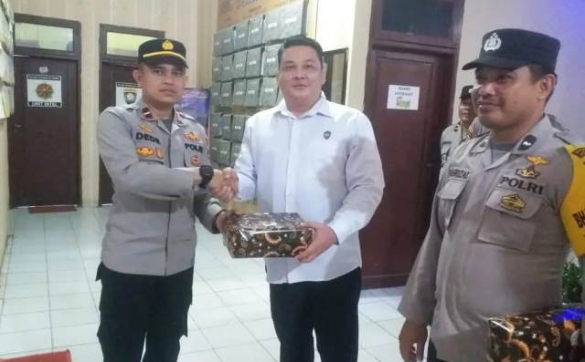 Kapolsek Peureulak Barat Polres Aceh Timur Memberikan Reward Kepada Anggotanya