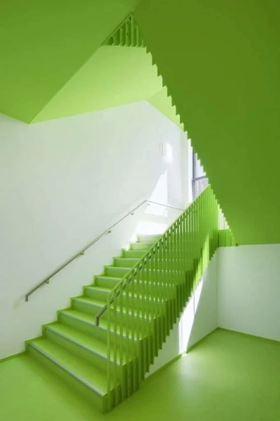 foto interior dengan nuansa hijau terang