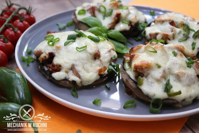 Pieczarki zapiekane z białą kiełbasą i jalapeno farsz do pieczarek ser Mozzarella pieczarki faszerowane jajkiem mięsem mielonym boczkiem  przepis  Mechanik w kuchni Pilze gebacken mit weißer Wurst und Jalapeno Füllung für Pilze Mozzarella-Käse Gefüllte Pilze Ei Hackfleisch Speck Rezept Mechaniker in der Küche papryczka Mushrooms baked with white sausage and jalapeno stuffing for mushrooms mozzarella cheese stuffed mushrooms egg minced meat bacon recipe Mechanic in the kitchen pepper Грибы, запеченные с белой колбасой и халапеньо начинка для грибов Сыр Моцарелла фаршированные грибы яйцо фарш бекон рецепт Механик на кухне перец