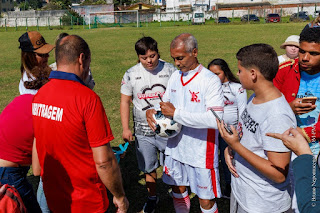 Senador Romário autografa bolas e camisas para fãs no campo do Teresópolis Futebol Clube