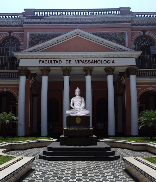 Montaje fotográfico que muestra una facultad de vipassanología