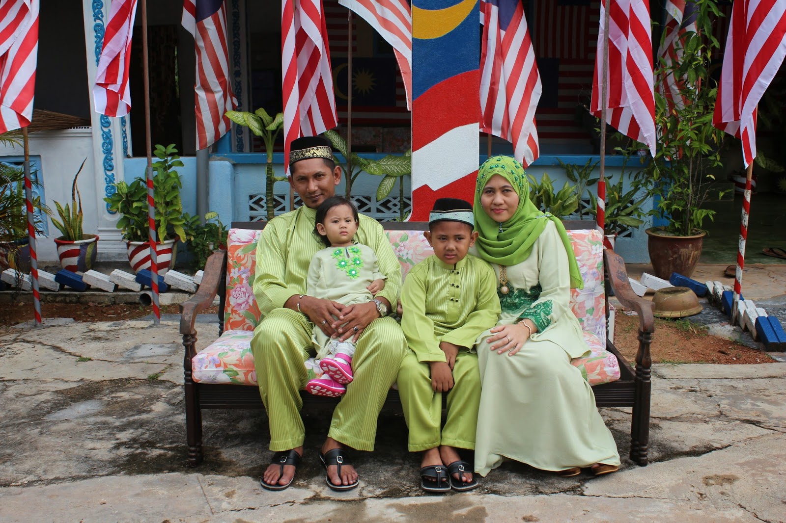 Adieyza Baju Kurung dan Baju Melayu Sedondon Suami Isteri 