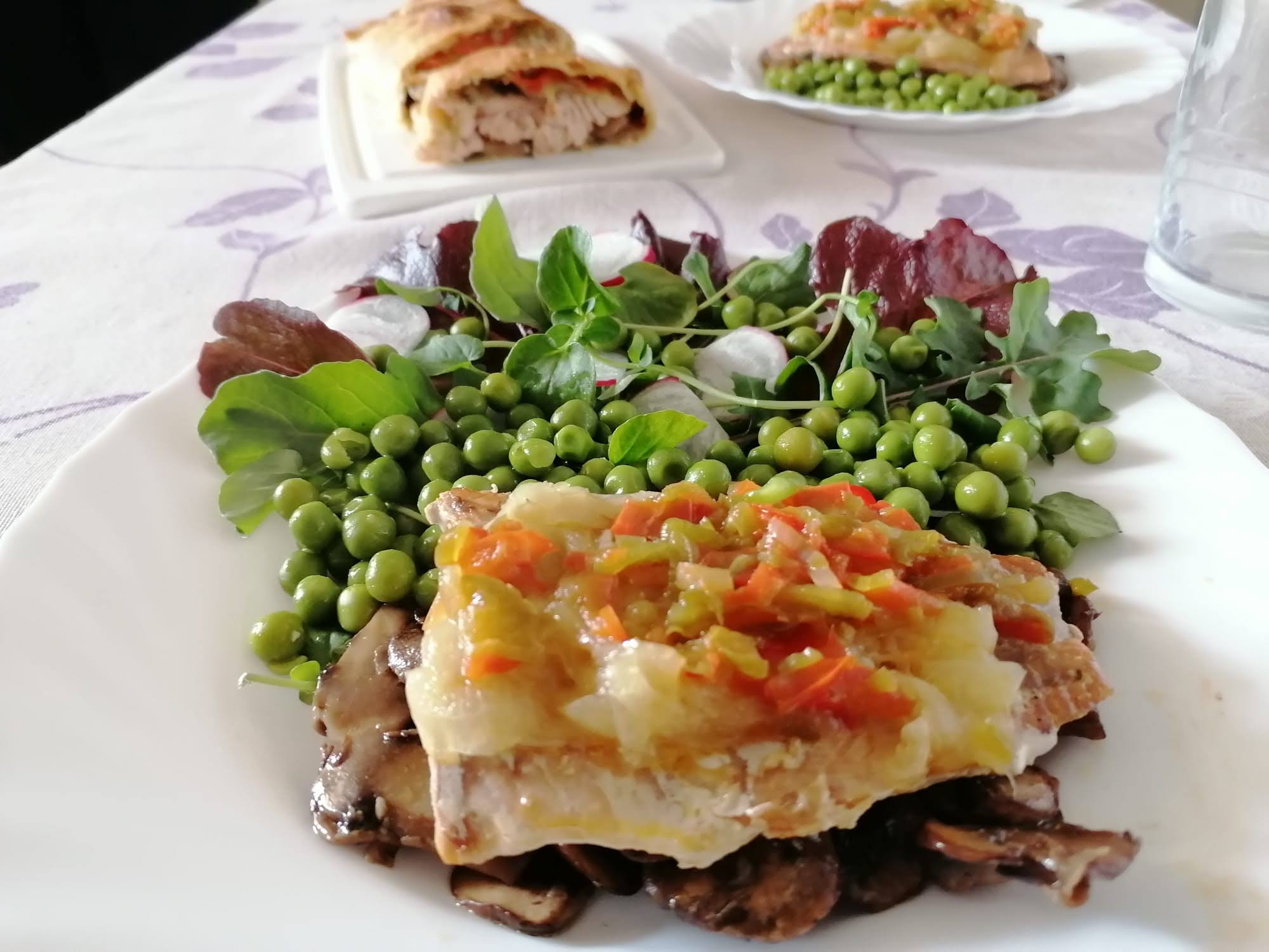 Salmón con cebolla, pimiento y champiñones