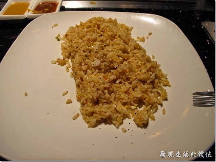 美國-路易斯威爾(Louisville) Sake Blue日本料理。這就是分給我的炒飯，感覺旁邊的阿豆仔的炒飯份量比我的多很多啊，不知道是否看我是東方人胃口小的關係，我真的吃不完那麼多的炒飯。