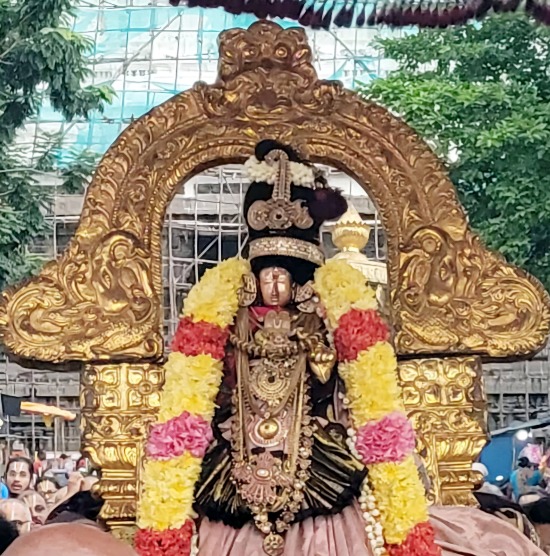 காஞ்சிபுரம் வரதராஜப் பெருமாள் கோயிலில் திருவாடிப்பூர உற்சவம் கோலாகலமாக தொடக்கம்