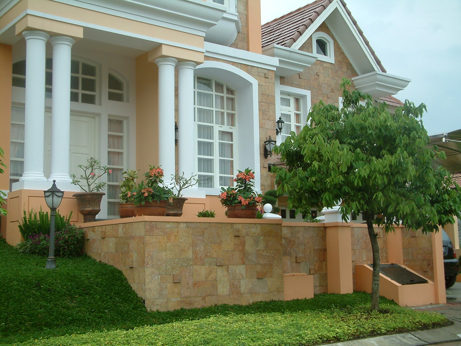 Paduan Batu Alam Rumah Klasik Eropa Batu Alam CAHAYA ALAM STONE