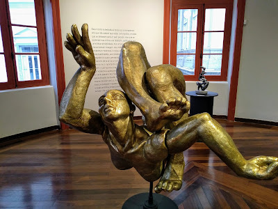 Escultura de metal dourado em tamanho natural