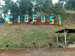 tempat parkir Curug Cibareubeuy Subang