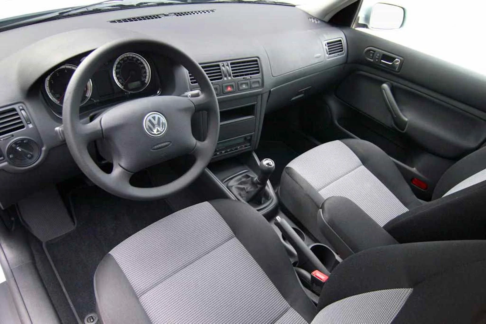 Volkswagen Golf 2001 - interior