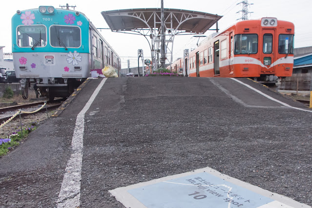 岳南江尾駅にて停車中の2021年仕様芝桜電車7000系7001形と岳南電車9000形