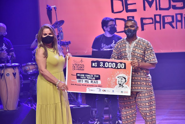 João Azevêdo prestigia finalíssima do 4° Festival de Música da Paraíba e entrega prêmio ao vencedor