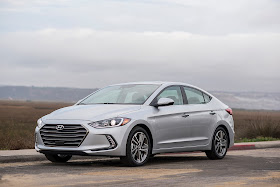 Front 3/4 view of 2017 Hyundai Elantra