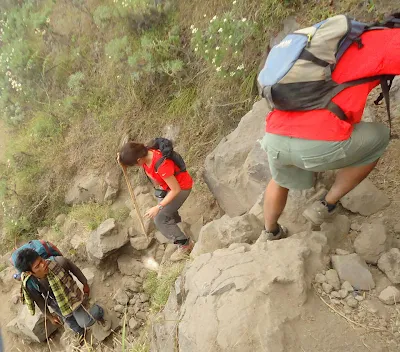 Para pendaki harus lincah menuruni lereng kawah ke danau Segara Anak, kemiringan kawah dari 20 derajat hingga 70 derajat, Gunung Rinjani
