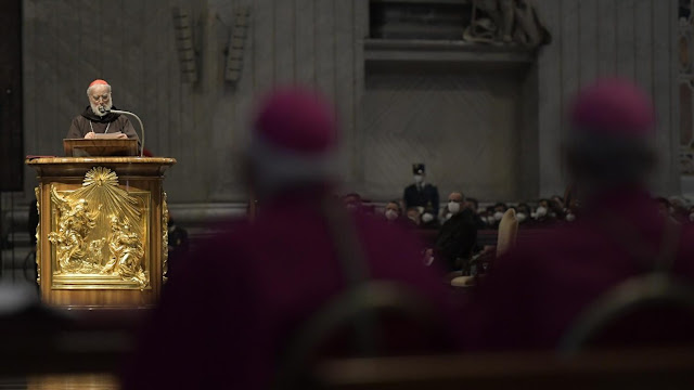 foto com o Fr. Raniero Cantalamessa em pregação da sexta-feira santa no Vaticano 