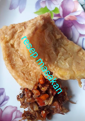 Topik Referensi Resep dan Cara Membuat Masakan Telur Krispi.    para pecinta resep kali ini saya memberikan resep masakan tentang telur krispi yang bisa dilakukan bagi siapa pun tentang masakan ini. Di dapur masakan kita dapat membuat suatu masakan, mungkin masakan kesukaan maupun masakan sehari hari.    Resep masakan telur krispi yang satu ini sangat gampang dan resep nya pun tidak palah susah kita dapat kan, yang pasti di dapur masakan semua resep ini selalu ada. Bagi semua yang hobi atau cinta akan sebuah resep masakan pada artikel resep masakan telur krispi ini akan memberikan dan menjelaskan nya.    Dibawah ini bisa kita lihat apa saja ?diantaranya:    Resep dan Cara Membuat Masakan Telur Krispi   https://varashealingoil.blogspot.com-topik-referensi-resep-dan-cara-membuat-masakan-telur-krispi  Resep masakan telur krispi     Bahan (Resep)Membuat Masakan Telur Krispi   Bawang merah secukup nya Bawang putih secukup nya Cabe Garam Telur Tepung serba guna (sajiku) Tepung terigu Lada Penyedap rasa   Setelah bahan bahan diatas sudah tersedia maka ikuti langkah langkah pembuatan telur krispi dibawah ini:    Cara Membuat Masakan Telur Krispi   Iris tipis bawang merah dan bawang putih dan goreng sampai kering. Cabe iris tipis Terasi garam Kalau kedua bawang sudah selesai digoreng lalu silahkan diangkat, kurangi minyak lalu masukkan terasi garam dan cabe iris, aduk sebentar masukkan bawang goreng nya. Kocok telur yang sudah diberi garam hingga rata lalu buat dadar dadar tipis Iris atau potong dadar sesuai selera Campur bahan pencelup air dan tepung aduk rata jangan sampai terlalu encer Celupkan dadar telur iris kedalam bahan pencelup hingga rata Masukkan kedalam bahan kering atau pelapis, sambil ditekan tekan Goreng hingga kecoklatan lalu sajikan sesuai selera bisa ditambah dengan saos sambal.   Itulah Resep dan Cara Membuat Masakan Telur Krispi yang dapat diterapkan didapur masakan, silahkan share buat yang lain biar lebih bermanfaat dan berguna