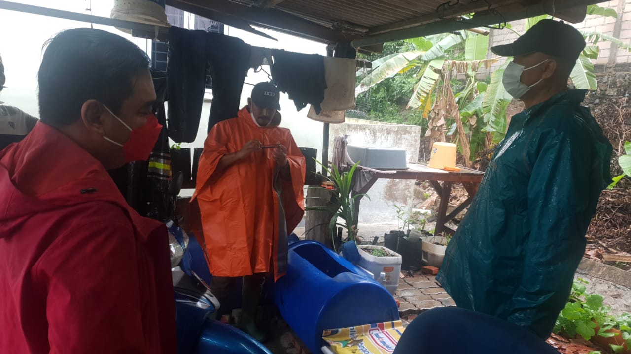 Hujan-Hujanan, Widiastadi Nugroho Tinjau Titik Banjir di Perumahan Legenda Bali dan Legenda Malaka
