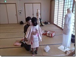 スタッフ練習会で振袖と子供着付けを練習 (1)