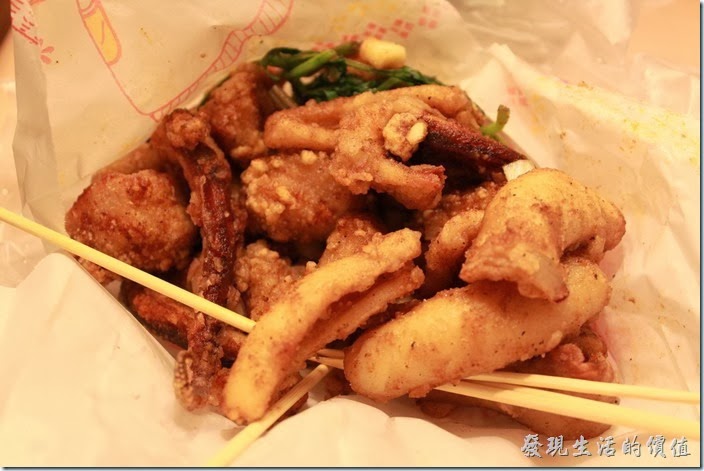 花蓮-德安橋頭林家烤魷魚。「炸魷魚」香Q好吃，而且吃起來還有魷魚原本的「甜」味。