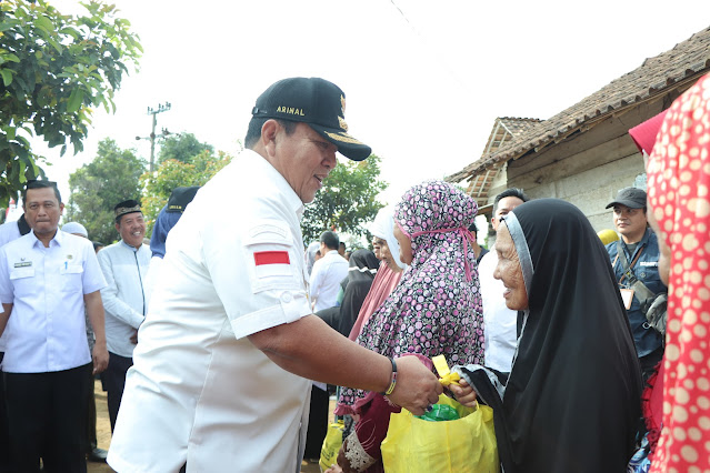 Gubernur Lampung Menyerahkan Bansos Kepada Masyarakat di Pekon Muara Dua Ulubelu