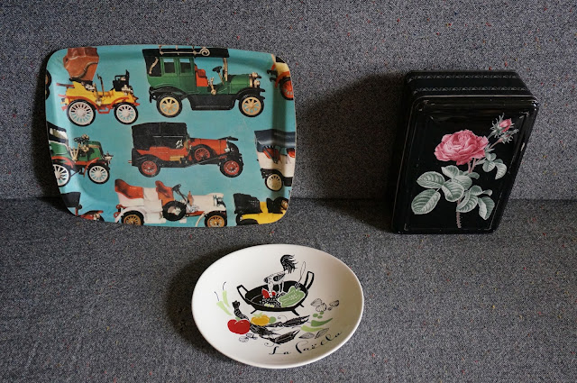 un plateau de tacot , une boite en métal , une assiette à Paella  vintage kitsch tray , rose tin box , paella plate 1960s 60s 1970s 70s