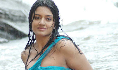 Vimala Raman hot