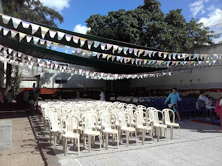 Una vista de las sillas preparadas para atender a los invitados y alumnos