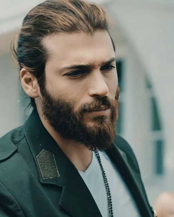 Can Yaman was recently accused of assault by a shopkeeper. Despite the ongoing filming of "Viola come il mare," things have taken an unexpected turn for the shopkeeper.