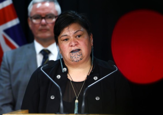 Ministro neozelandese con tatuaggio Maori sul viso
