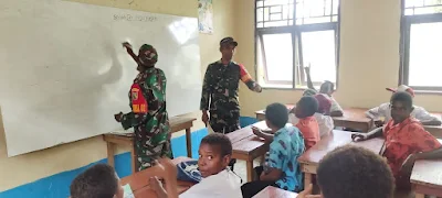 Babinsa Koramil 02/Timika Kodim 1710/Mimika Mengajarkan Materi Wawasan Kebangsaan Kepada Siswa Yayasan SD Sardis