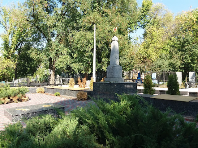 Братська могила радянських воїнів на Крюківському кладовищі (Кременчук) © Oleh Kushch, CC-BY-SA-4.0