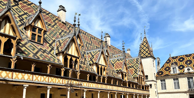 Outra foto do telhado colorido do Hotel Dieu de  Beaune