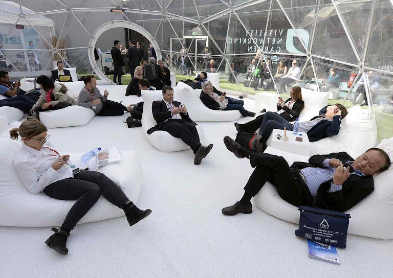 O Mobile World Congress em Barcelona testou ao vivo formas de teletrabalho por smartphone. A comunicação foi constante mas o trabalho ficou desarticulado