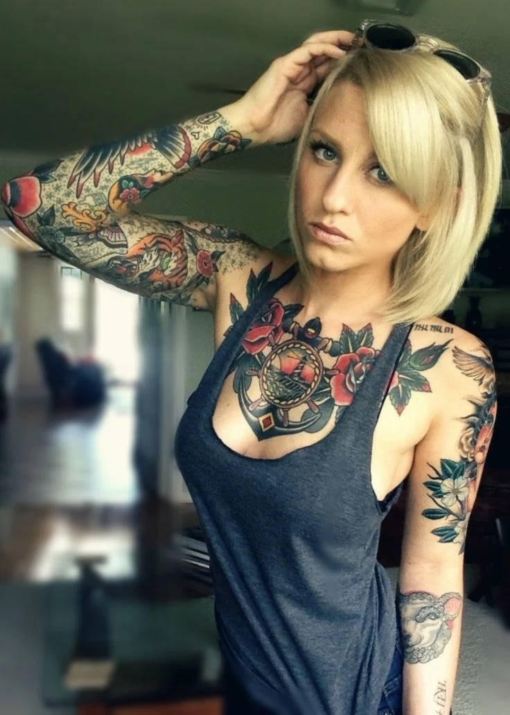 chica con tatuaje muy femenino y sexy