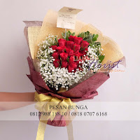 bunga valentine, buket bunga dan cokelat, buket bunga ferrero rocher, buket bunga mawar, bunga mawar valentine, handbouquet mawar, buket rose, toko bunga, florist jakarta, florist sudirman, toko bunga jakarta barat, toko bunga di tomang