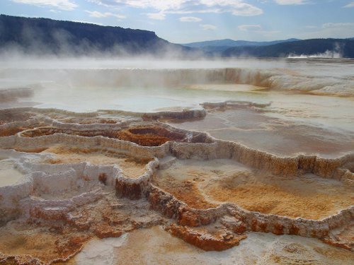 Mammoth Hot Springs, Yellow Stone, USA. By RePublicDomain.com