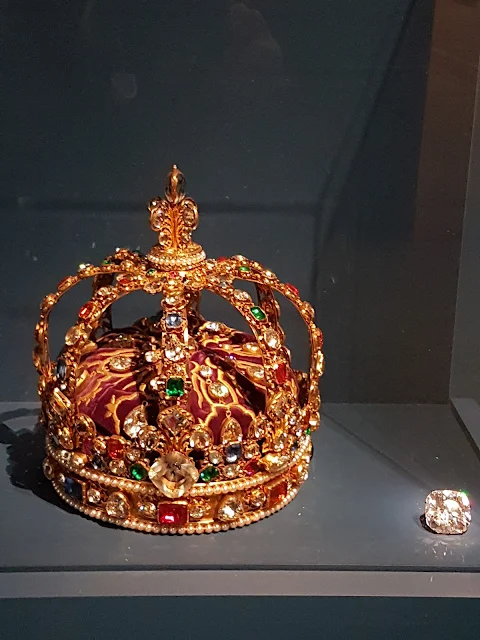 Reproductions de la couronne de sacre de Louis XV et du joyau dit "le Régent"