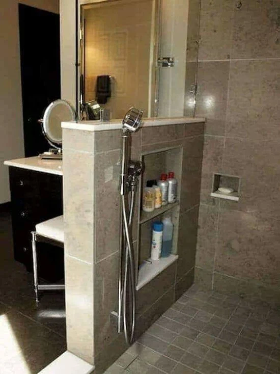kamar mandi berukuran kecil