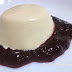 Panna cotta com calda de amoras