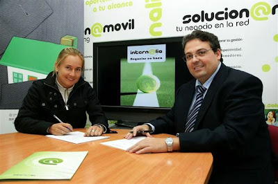 Carolina Navarro firmando con Internalia