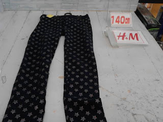 中古品　子供服　１４０㎝　H&M　星プリント×ブラック　ロングパンツ　３９８円