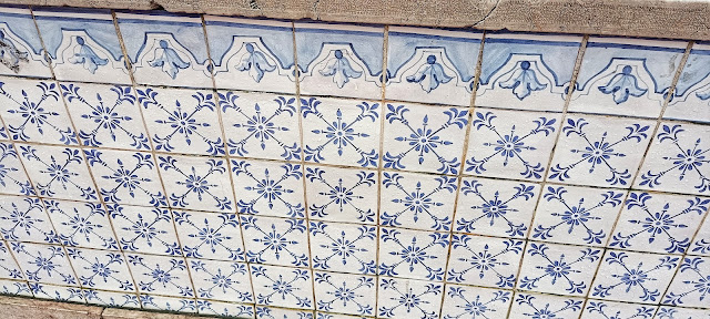 słynnymi panelami płytek azulejos przedstawiającymi sceny historyczne.