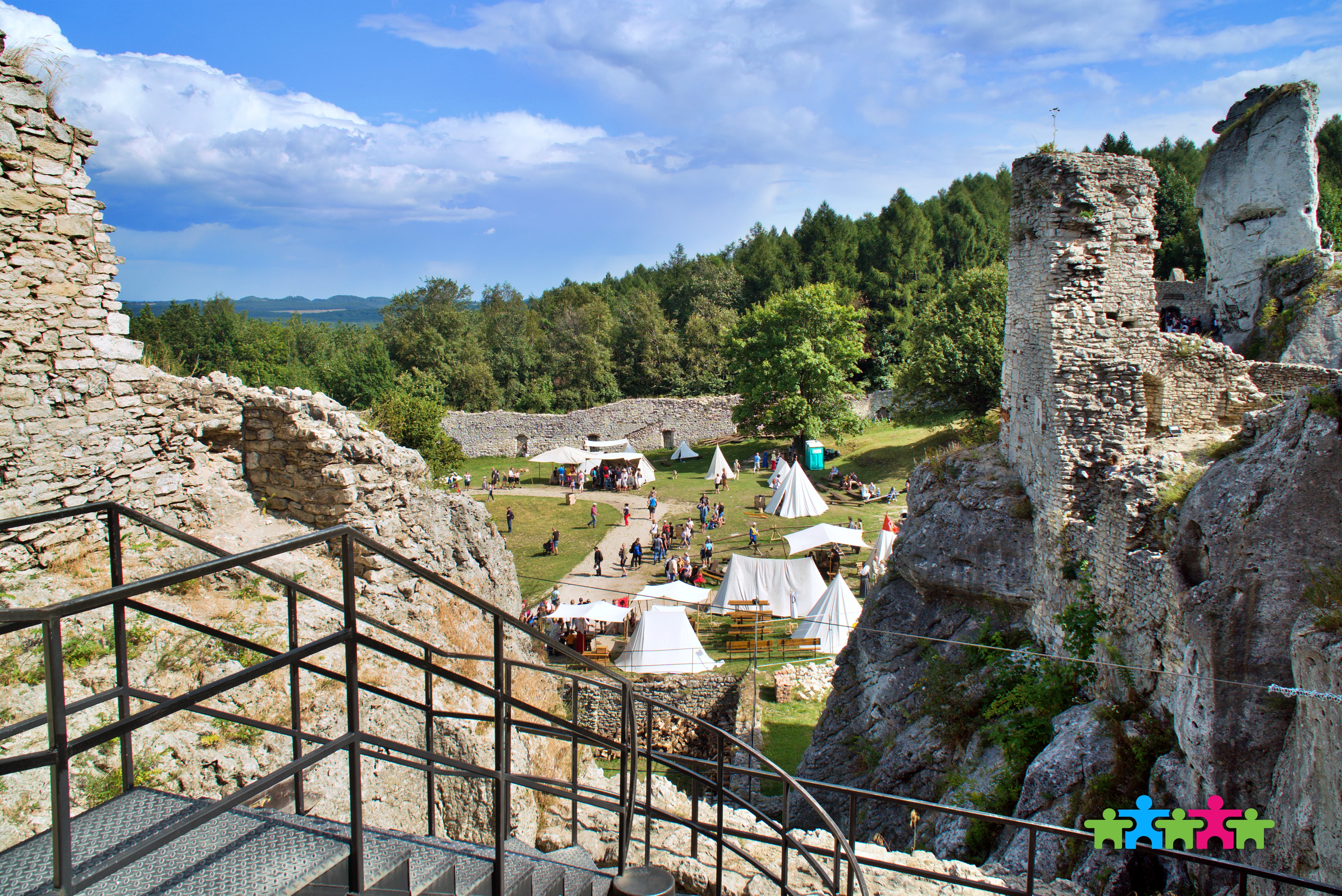 ZAMEK OGRODZIENIEC (Podzamcze)