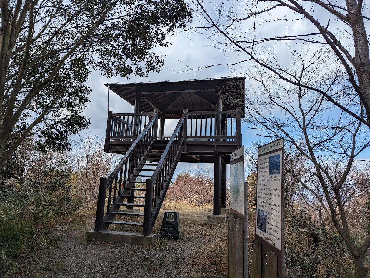 神於山展望台。立派ですが風がきつかった