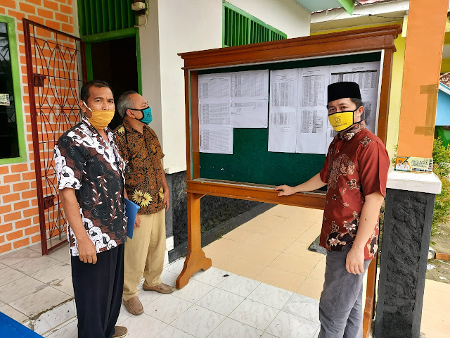 Kecamatan Bayung Lencir Umumkan Daftar Penerima Bantuan Covid 19 di Kantor Desa